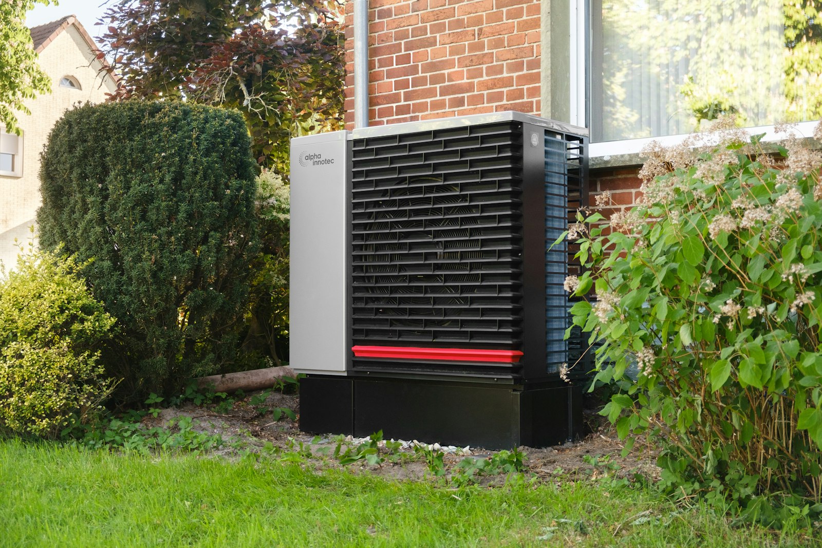Pompe à chaleur Air/Eau installée contre la façade d'une maison